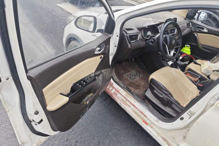 Used Baojun 310W 2017 1.5L Manual Fashion Model China V Driver Seat