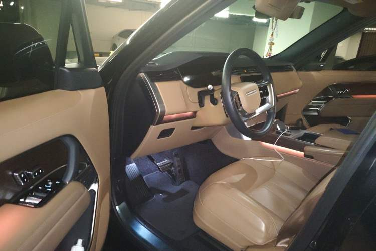 Used Land Rover Range 2024 3.0 L6 360 PS Grand Edition Driver Seat