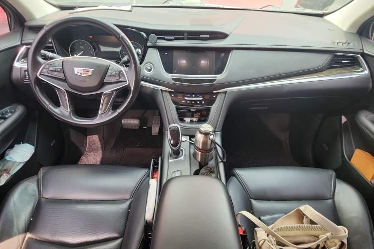 Used Cadillac XT5 2018 25T Luxury Model Center Console