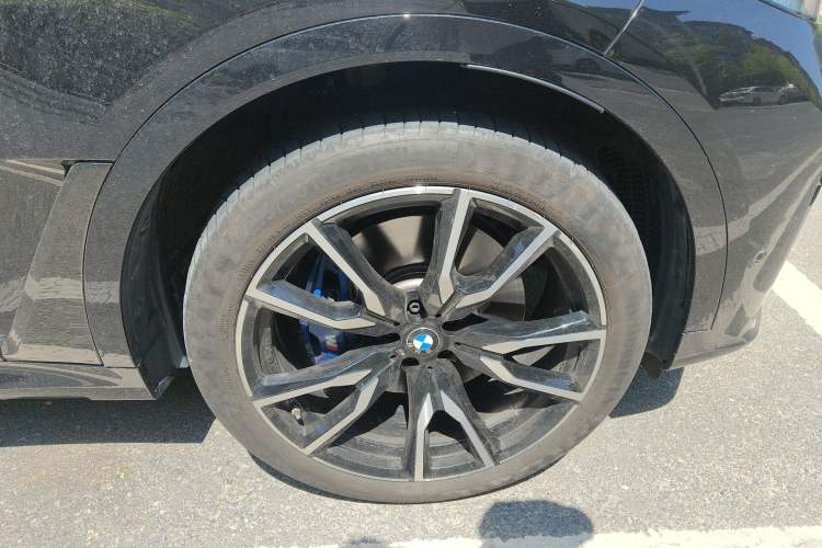 Used BMW X7 2021 xDrive40i Executive Model with M Sport Package Right Front Wheel Hub