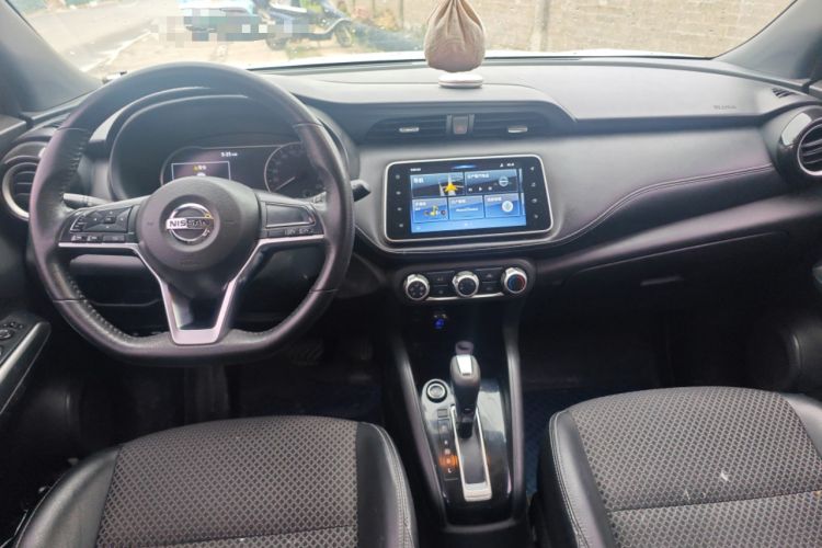 Used Nissan Kicks 2018 1.5L CVT Smart Connect Luxury Edition Center Console