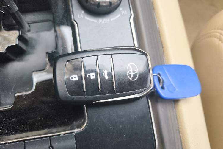Used Toyota Land Cruiser 2015 4.0L V6 Middle East Low-Trim Version Vehicle Key