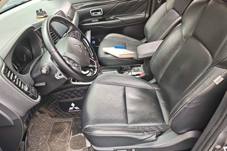 Used Mitsubishi Outlander 2019 2.4L 4x4 Zhi Xiang Edition 7 Seats China VI Standard