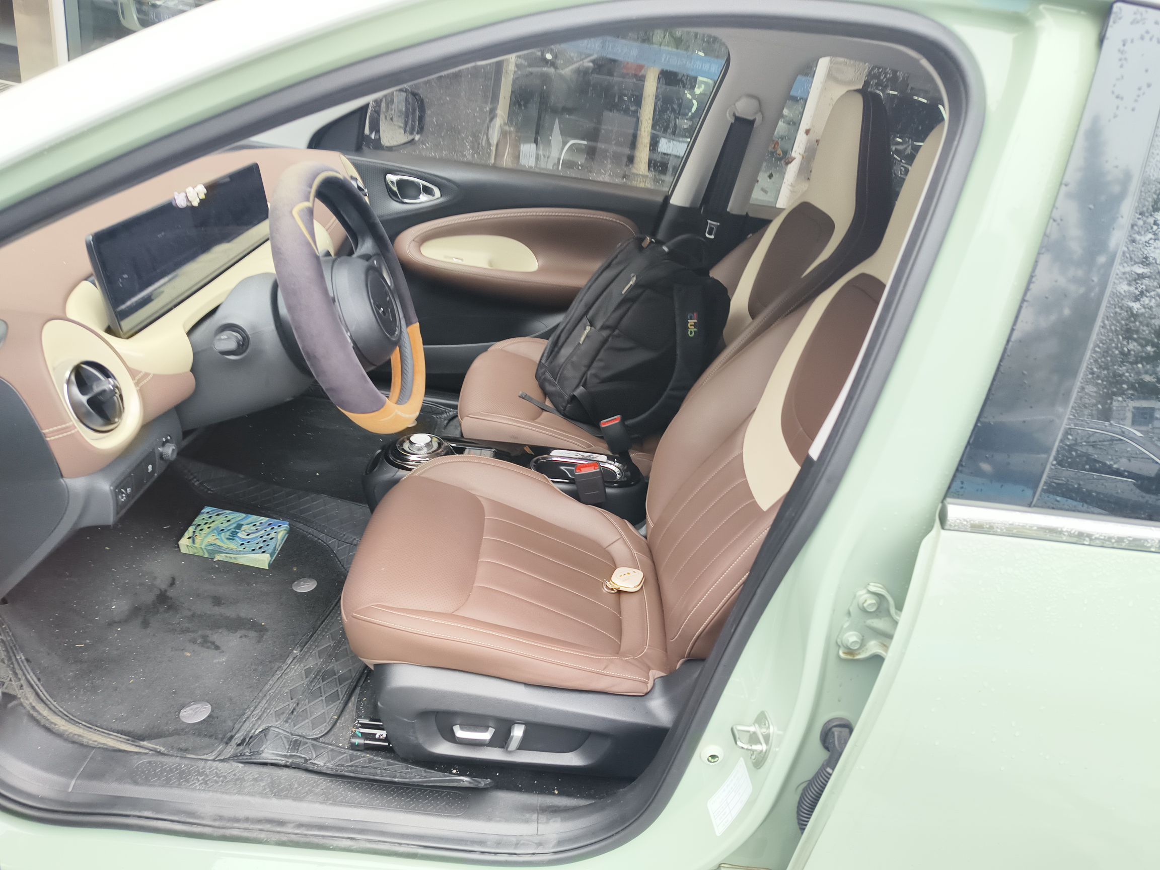 Переднее сиденье в автомобиле