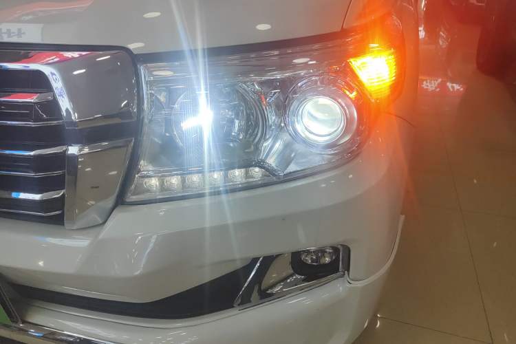 Used Toyota Land Cruiser 2015 4.0L VX-R 8-Seater Middle East Version
