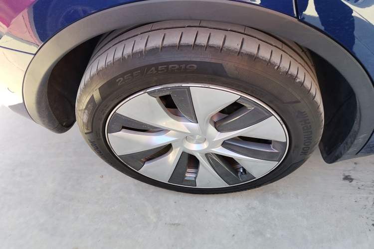 Used Tesla Model Y 2022 Long-Range All-Wheel-Drive Version