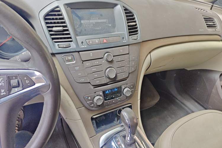 Used Buick Regal 2012 2.4L SIDI Elite Edition Audio And AC Panel