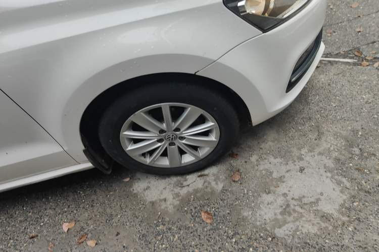 Used Volkswagen Polo 2014 1.4L Automatic Comfort Edition Right Front Wheel Hub