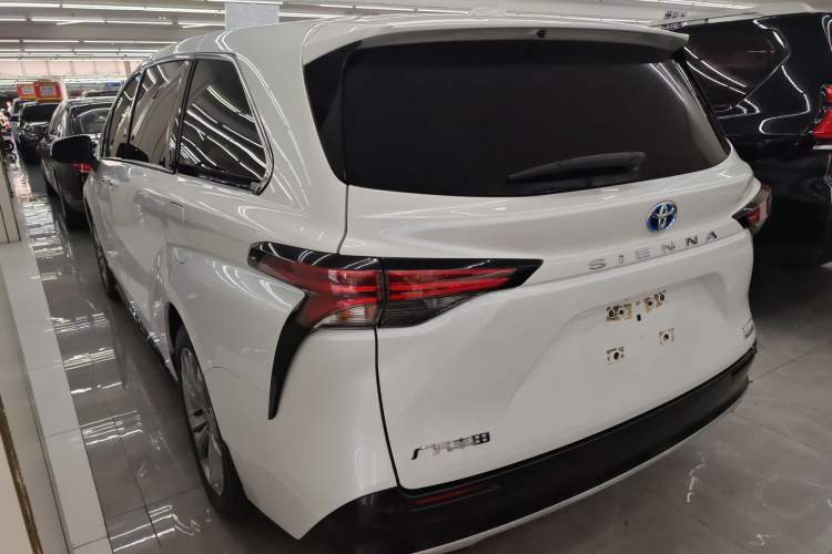 Used Toyota Sienna 2023 2.5L Hybrid Deluxe Edition