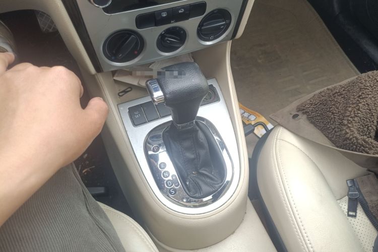 Used Volkswagen Lavida 2011 1.6L Automatic Premium Edition Gear Lever