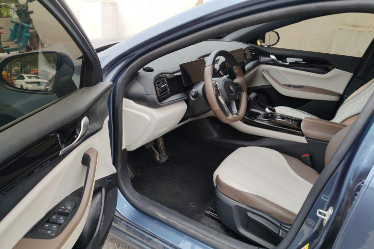 Used BYD Qin PLUS 2024 HONOR Edition DM-i 55KM Leading Model Driver Seat