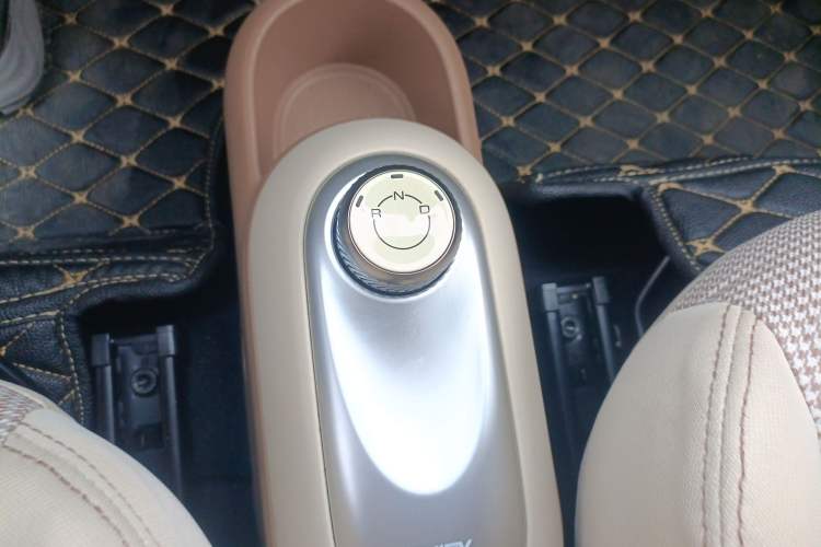 Used Wuling Hongguang MINIEV 2025 Four-Door Version Advanced Edition Gear Lever