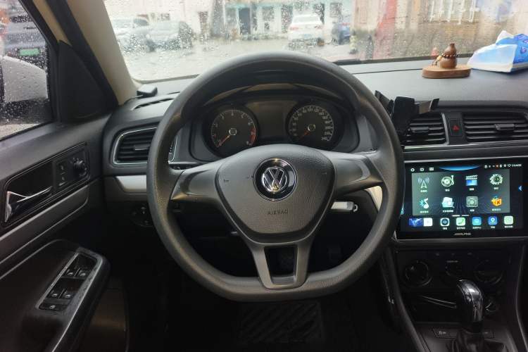 Used Volkswagen Gran Lavida 2015 1.6L Automatic Fashion Edition Steering Wheel