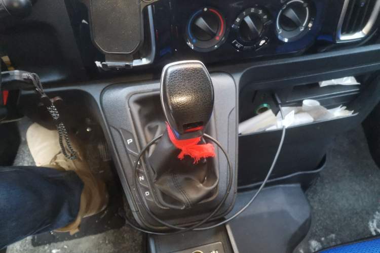 Used Iveco Daily 2023 2.5T A35M1 Multi-Purpose Passenger Vehicle Short Wheelbase Mid-Roof Design Dual Side Sliding Doors Automatic Transmission