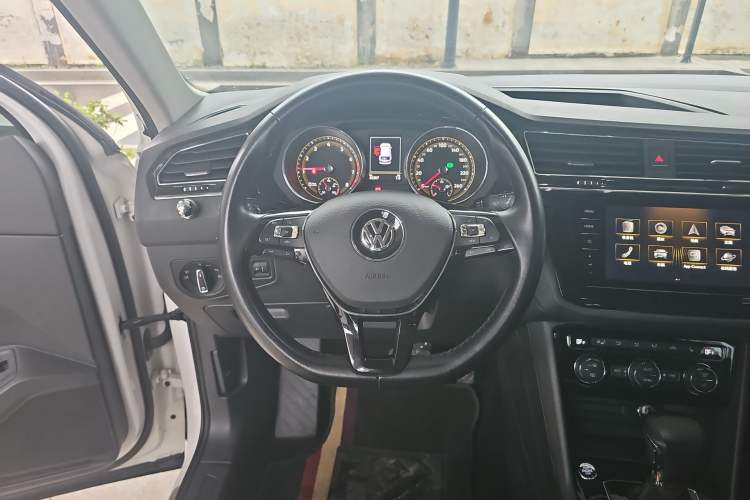 Used Volkswagen Tiguan L 2019 Revised 330TSI Automatic Two-Wheel Drive Smart & Luxury Edition China VI Standard Steering Wheel