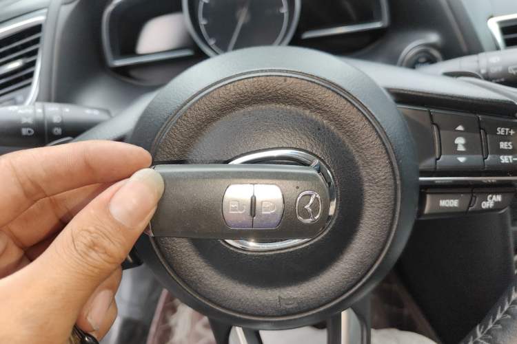 Used Mazda 3 Axela 2017 Hatchback 2.0L Automatic Sport Model China V Emission Standard Vehicle Key