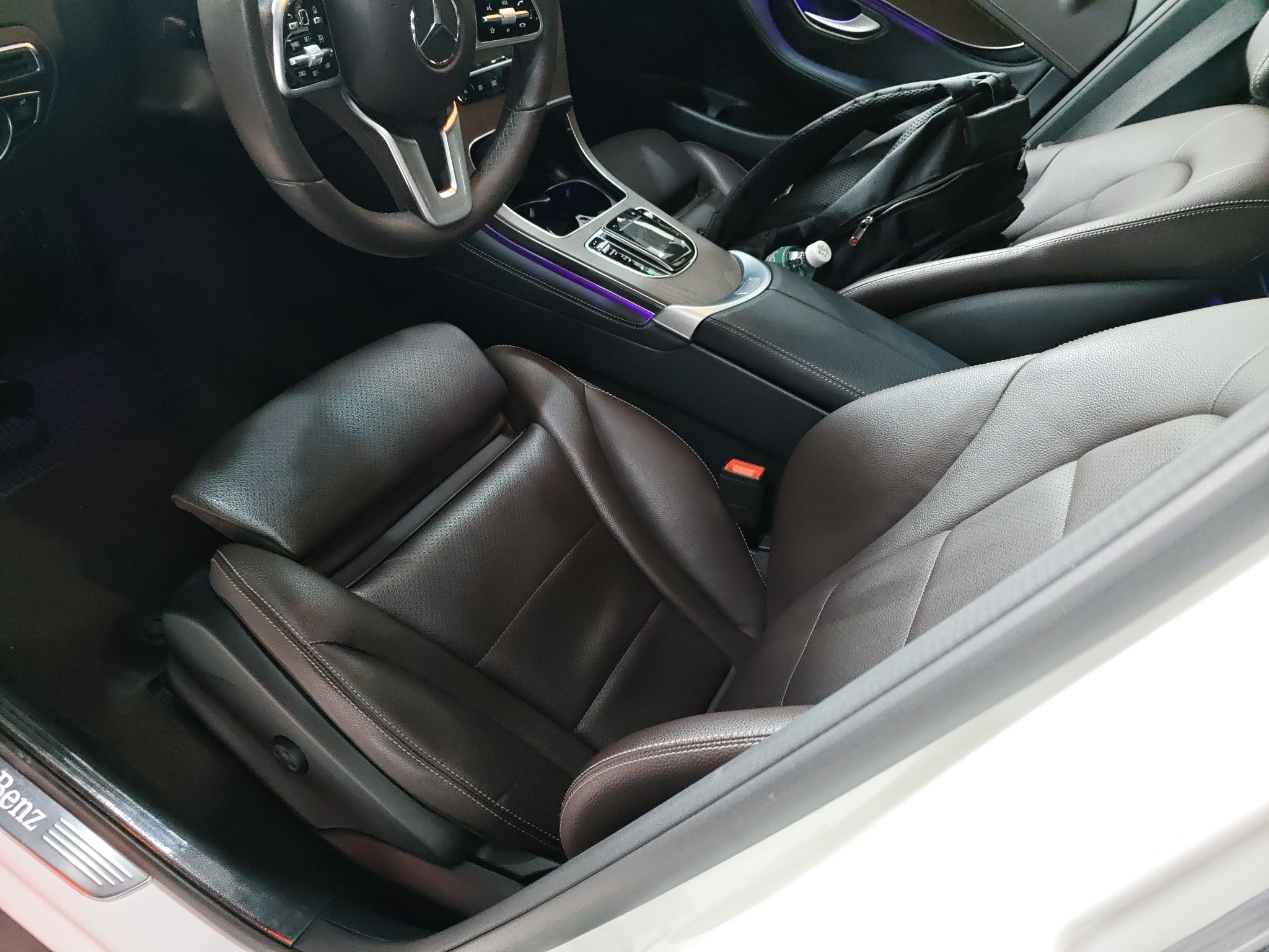 المقاعد الأمامية داخل السيارة