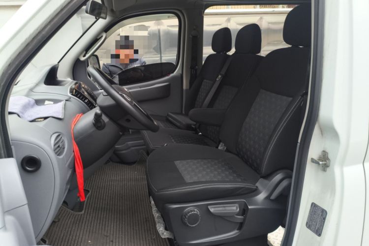 Used SAIC MAXUS Xintu V80 2021 2.0T AMT Classic Aoyuntong Short Wheelbase Ultra-Low Roof 5/6-Seater
