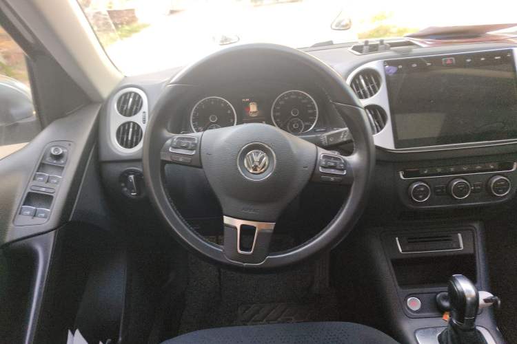 Used Volkswagen Tiguan 2015 1.8TSI Automatic Two-Wheel Drive Luxury Model Steering Wheel