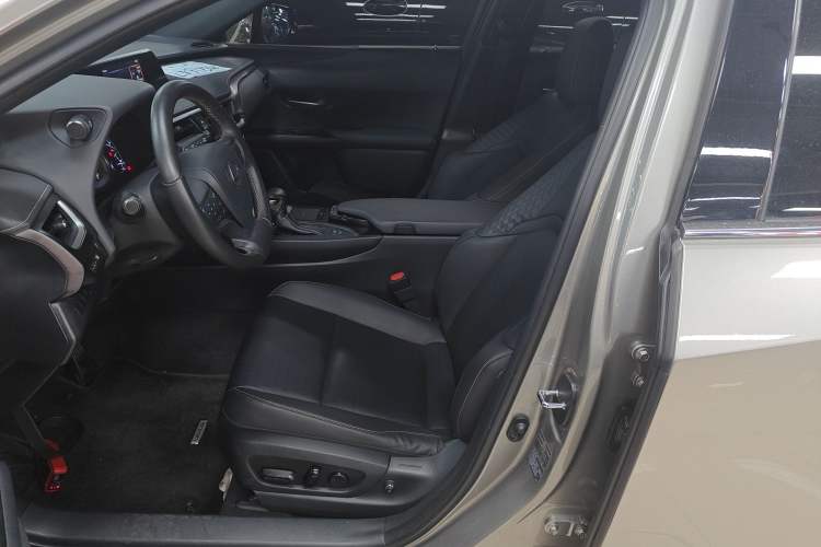 Used Lexus UX 2020 260h Explore-Cool Edition
