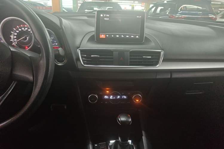 Used Mazda 3 Axela 2014 Sedan 1.5L Automatic Luxury Model
