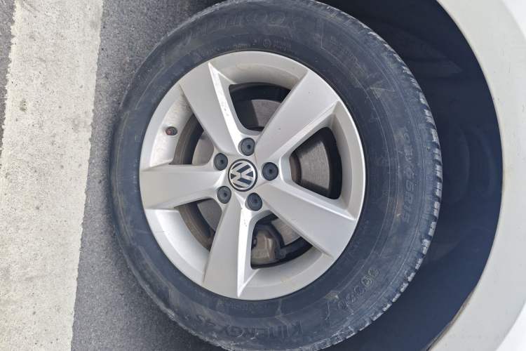 Used Volkswagen Lavida 2013 Revised Classic 1.6L Automatic Fashion Edition Right Front Wheel Hub