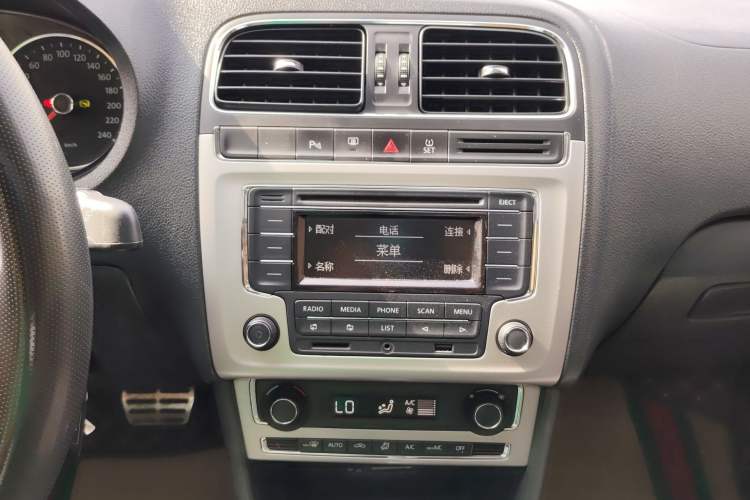 Used Volkswagen Polo 2014 1.6L Cross Polo Automatic Audio And AC Panel