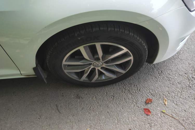 Used Volkswagen Golf 2016 230TSI Automatic Luxury Version Right Front Wheel Hub