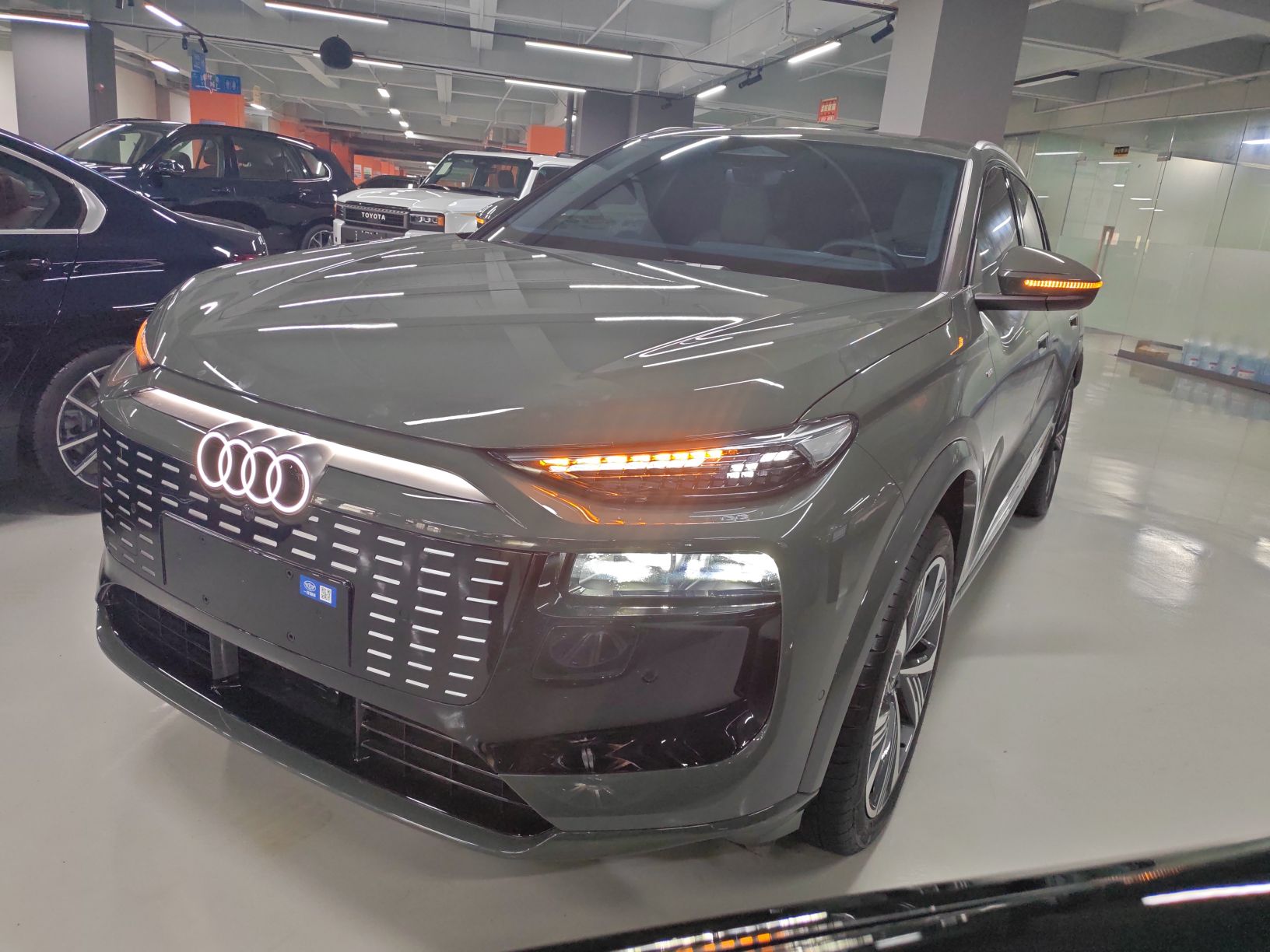 تحت مقدمة السيارة