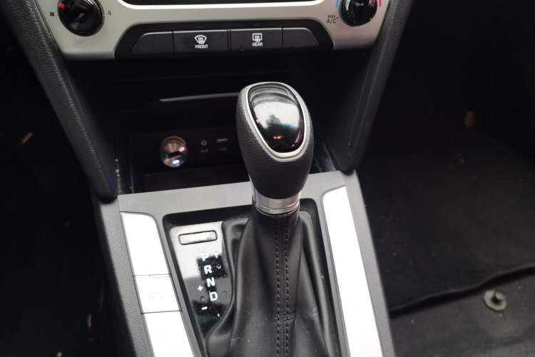Used Hyundai Elantra (6th Generation / Lingdong) 2016 1.6L Automatic ZhiXuan – Elite Version Gear Lever