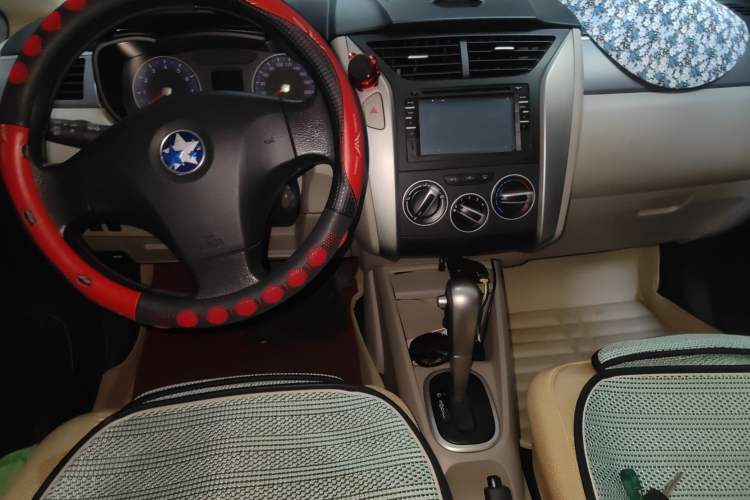 Used Venucia R50 2015 1.6L Automatic Fashion Edition
