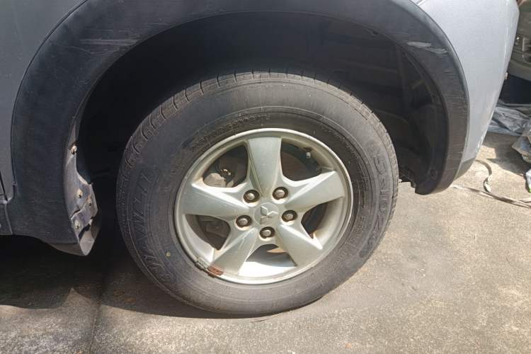 Used Mitsubishi Zinger 2010 2.0L Manual Classic Right Front Wheel Hub