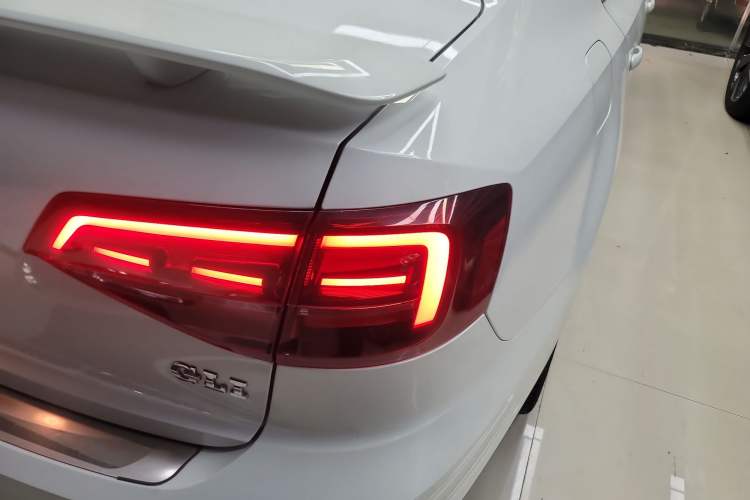 Used Volkswagen Sagitar 2016 2.0 TSI GLI Exterior 6