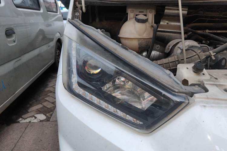 Used JMC Transit 2019 2.8T Commercial Version Long Wheelbase Mid-Roof 6-Seater Rear Single Tire China VI Emission Standard – JX493 Right Front Headlight