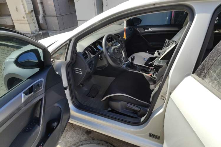 Used Volkswagen Golf 2014 1.6L Manual Fashion Edition