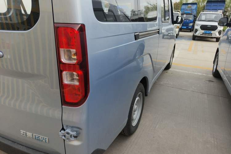Used Wuling Yangguang 2024 300KM Comfort Version Passenger Van 75kW Exterior 3