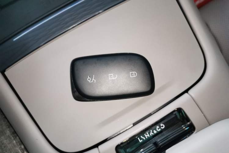 Used Lynk & Co Z10 2025 95 kWh 806 km Range Rear-Wheel Drive Advanced Driver-Assistance System Max