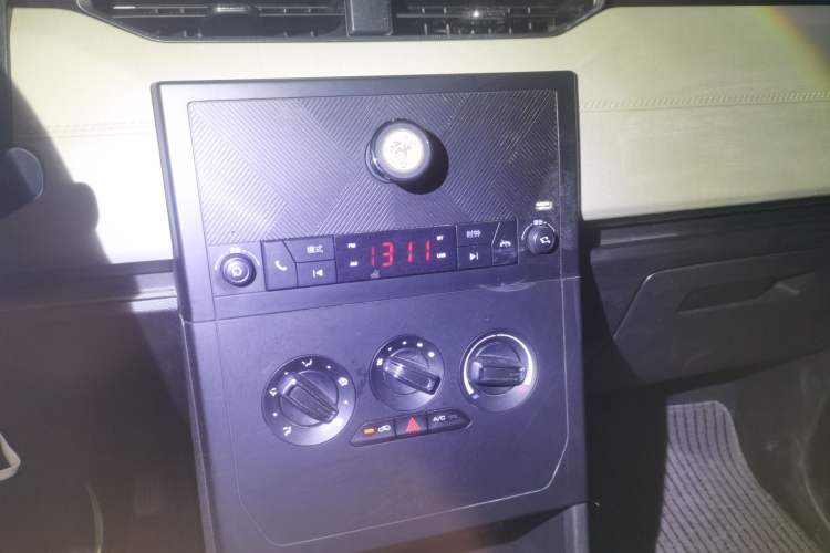 Used Wuling Hongguang PLUS 2019 1.5T Manual Comfort Version 7 Seats Audio And AC Panel