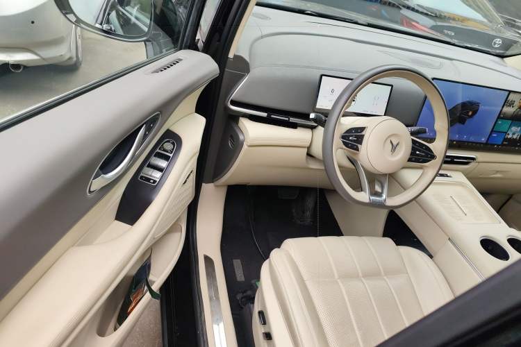 Used VOYAH Dream 2025 EV Four-Wheel Drive Excellence Kunpeng Edition