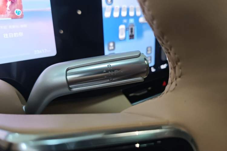 Used Hima AITO M8 2025 Extended-Range Max+ Version 53.4 kWh 6-Seater Edition Gear Lever