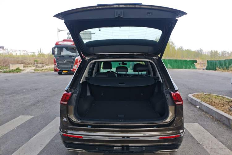 Used Volkswagen Tiguan L 2021 330TSI Automatic Two-Wheel Drive R-Line Enhanced Edition Trunk