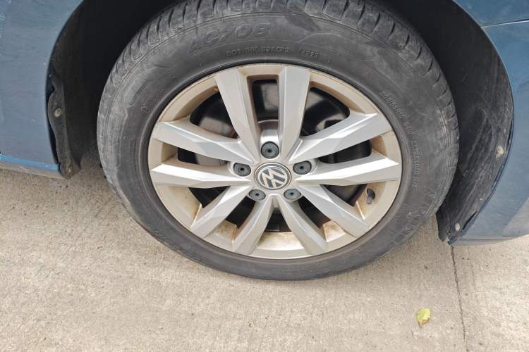 Used Volkswagen Touran 2016 Volkswagen Touran L 280TSI DSG Comfort Edition Right Front Wheel Hub