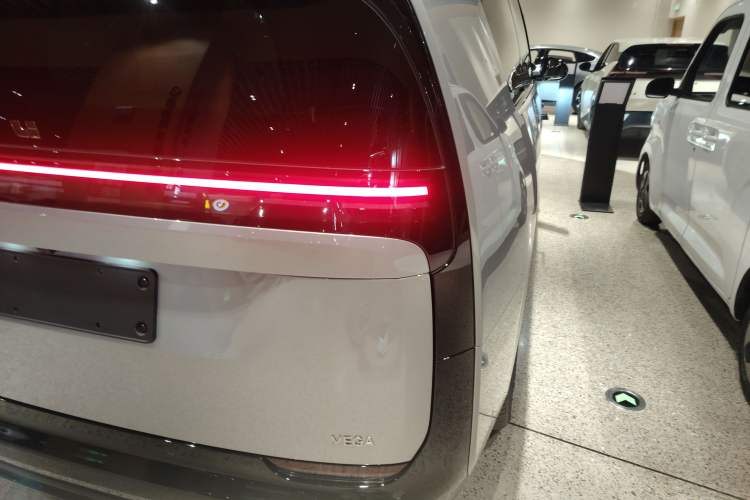 Used Li Auto MEGA 2025 Home Family Special Edition