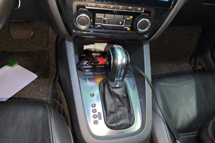 Used Volkswagen Sagitar 2014 1.4TSI Automatic Luxury Model Gear Lever