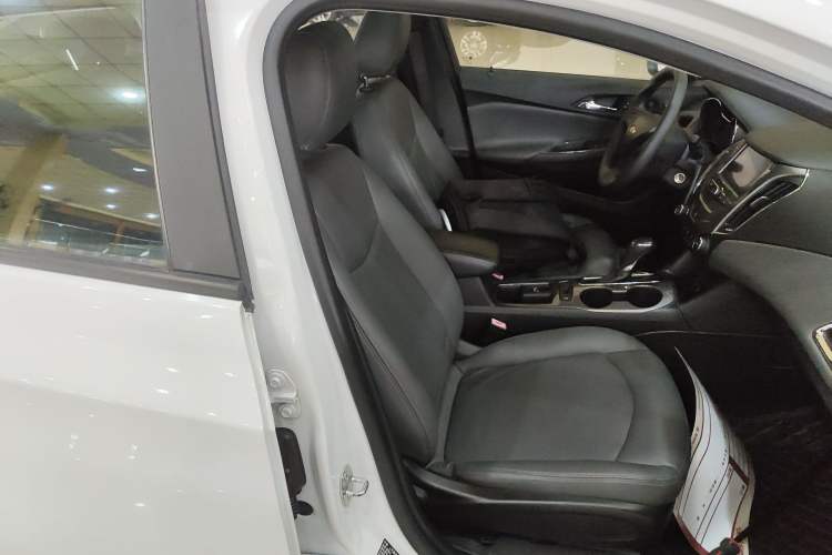 Used Chevrolet Cruze 2018 320 Automatic Pioneer Sunroof Edition Right Front Seat