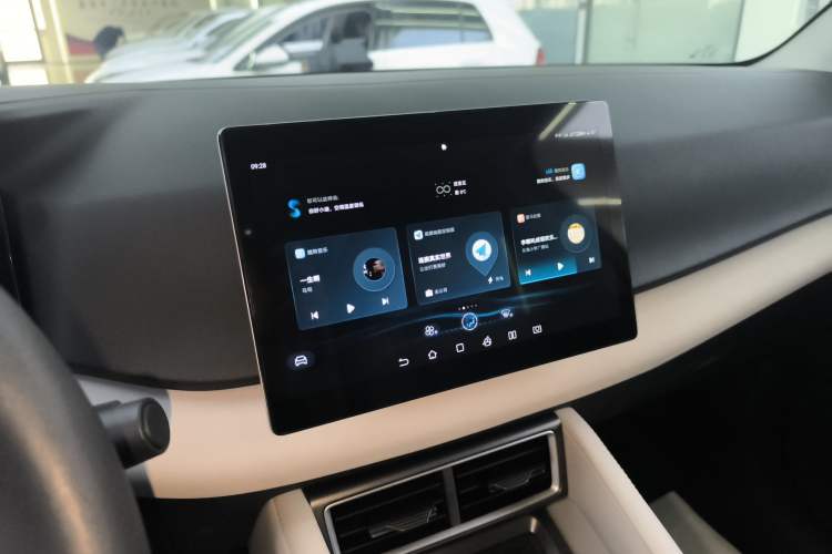 Used BYD Yuan UP 2024 401 km Active Version Audio And AC Panel