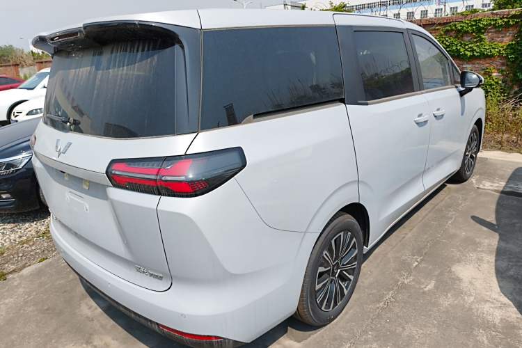 Used Wuling Starlight 730 2025 Model Pure Electric 500km Luxury Edition
