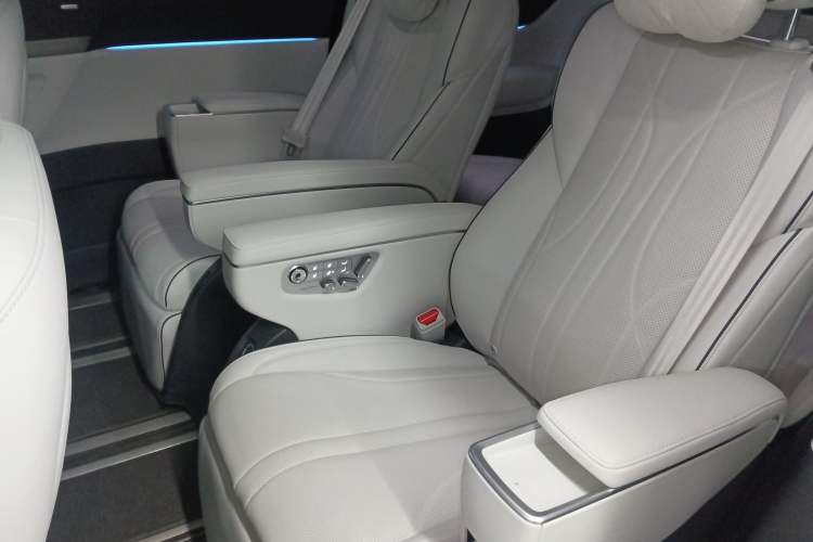 Used XPeng X9 2025 740 Ultra-Long Range Max Left Rear Seat