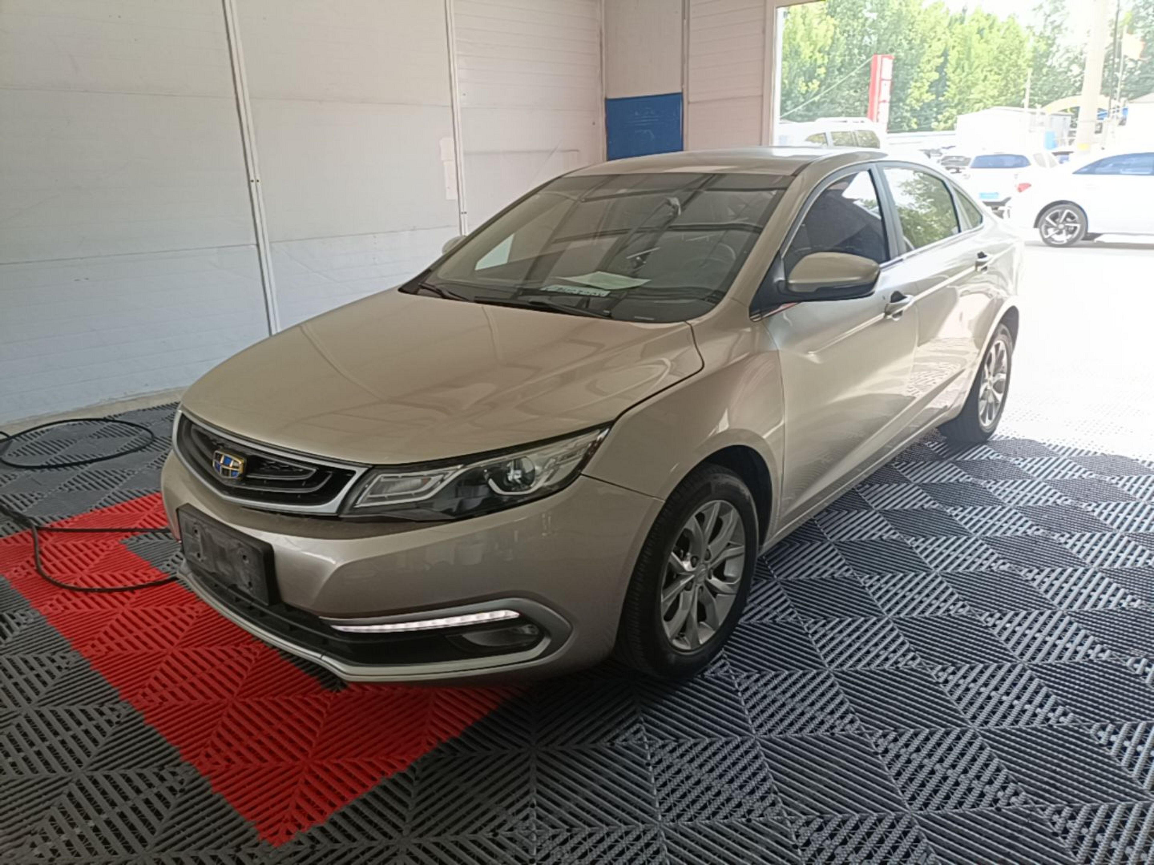 Под передней частью автомобиля