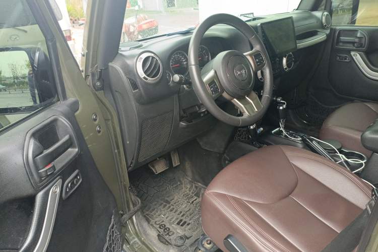 Used Jeep Wrangler 2015 2.8TD Sahara Four-Door Comfort Edition Driver Seat